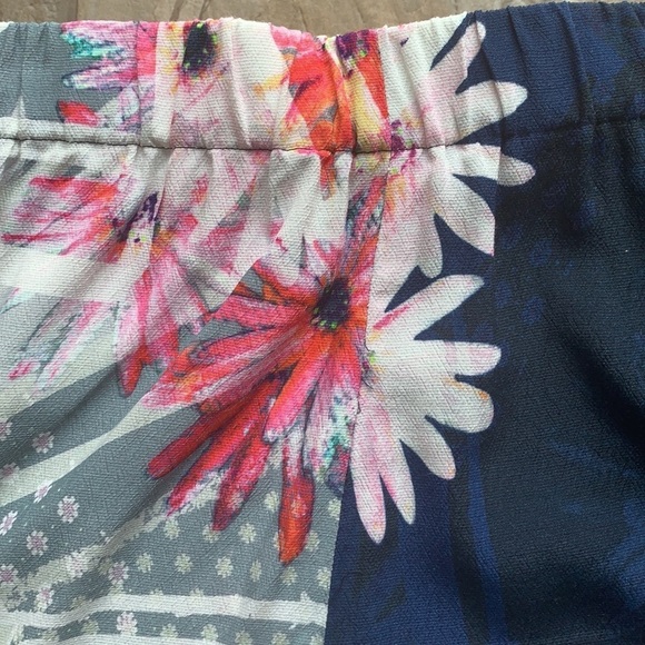 French Connection Floral Pull On Shorts - Picture 9 of 11